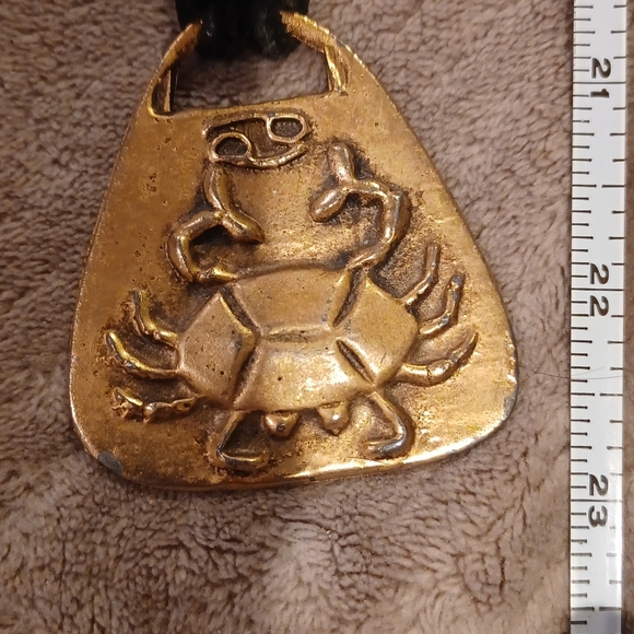 Necklace with large brass pendant with a crab in relief leather strap - Picture 3 of 3
